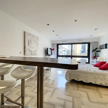 Gray D Albion Thi235 Apartment